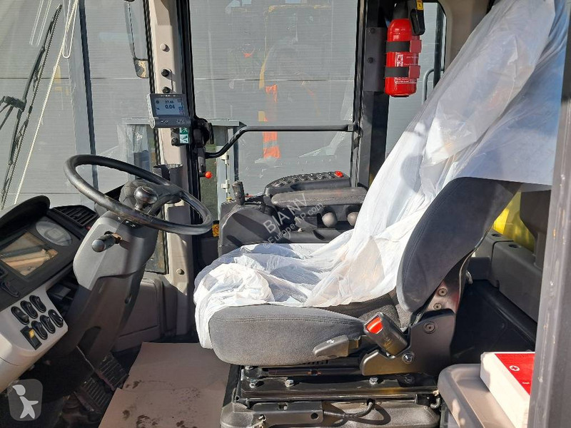 Nakladač Komatsu 8E0