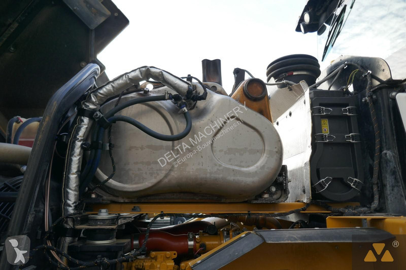 Nakladač Caterpillar M