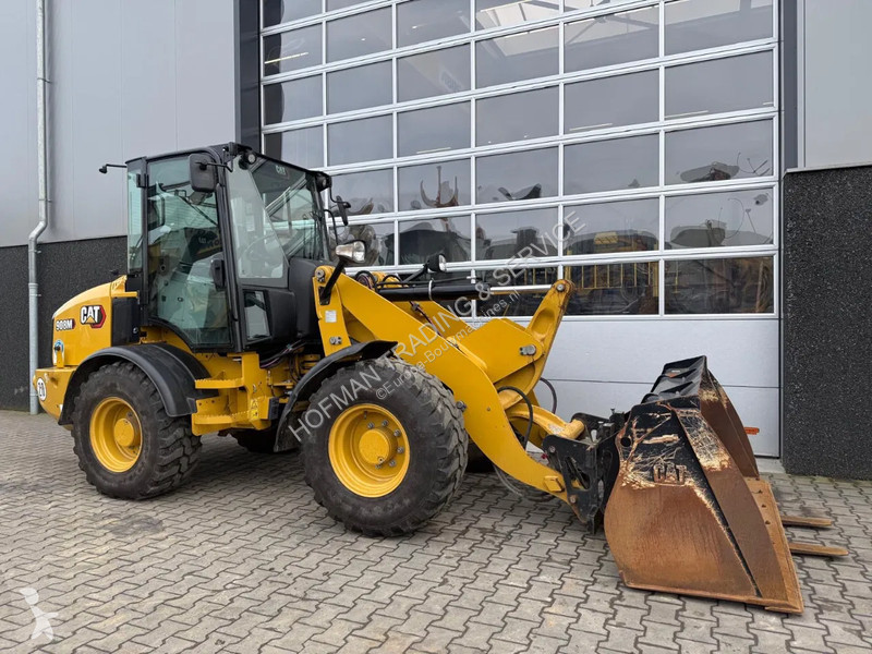 Nakladač Caterpillar M