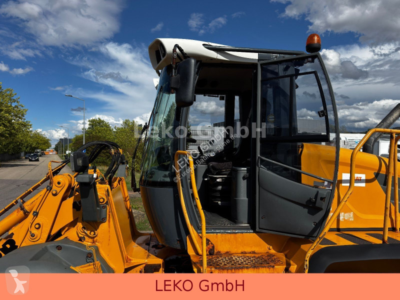 Liebherr Mit 3 Löffeln & 1 Gabel loader