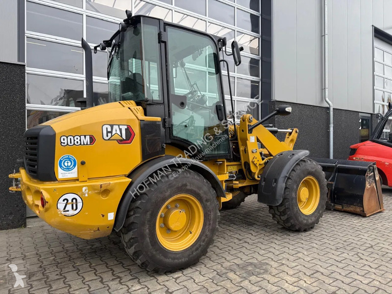 Nakladač Caterpillar M