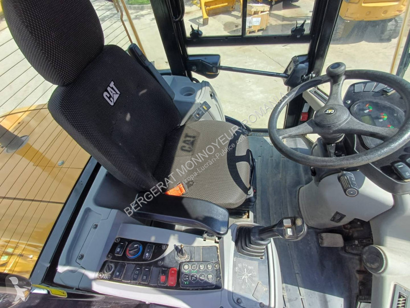 Nakladač Caterpillar 918M