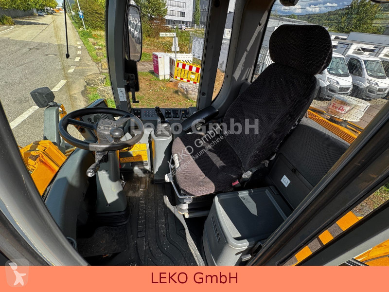 Liebherr Mit 3 Löffeln & 1 Gabel loader