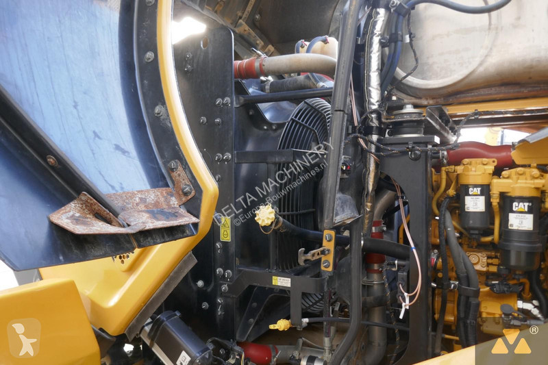 Nakladač Caterpillar M