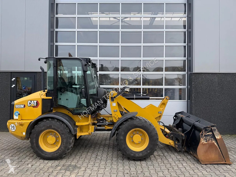 Nakladač Caterpillar M