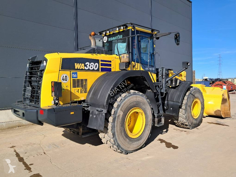 Nakladač Komatsu 8E0