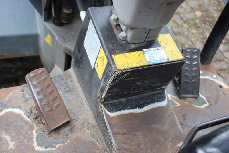 Nakladač Giant V452T
