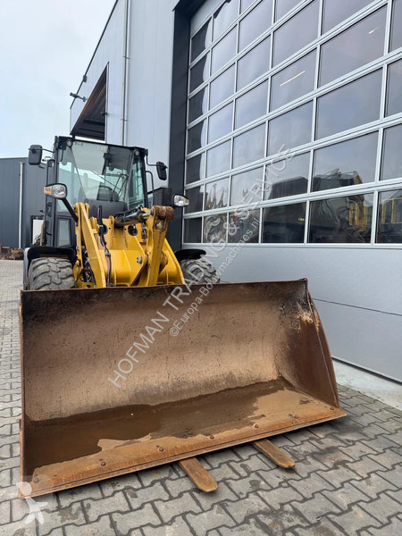 Nakladač Caterpillar M