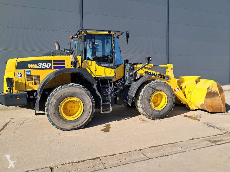Nakladač Komatsu 8E0