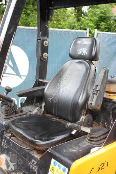 Nakladač Giant V452T