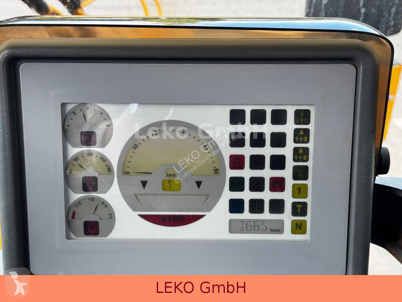 Liebherr Mit 3 Löffeln & 1 Gabel loader