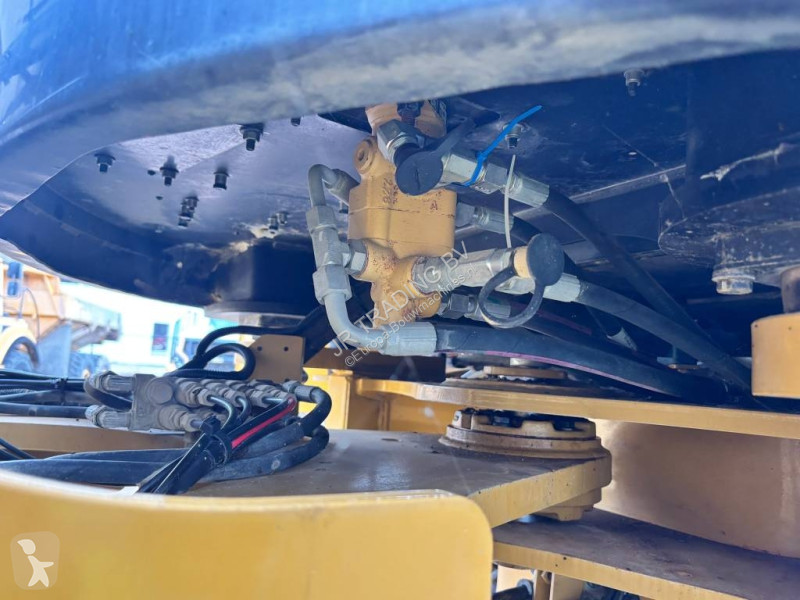 Товарач Caterpillar XE