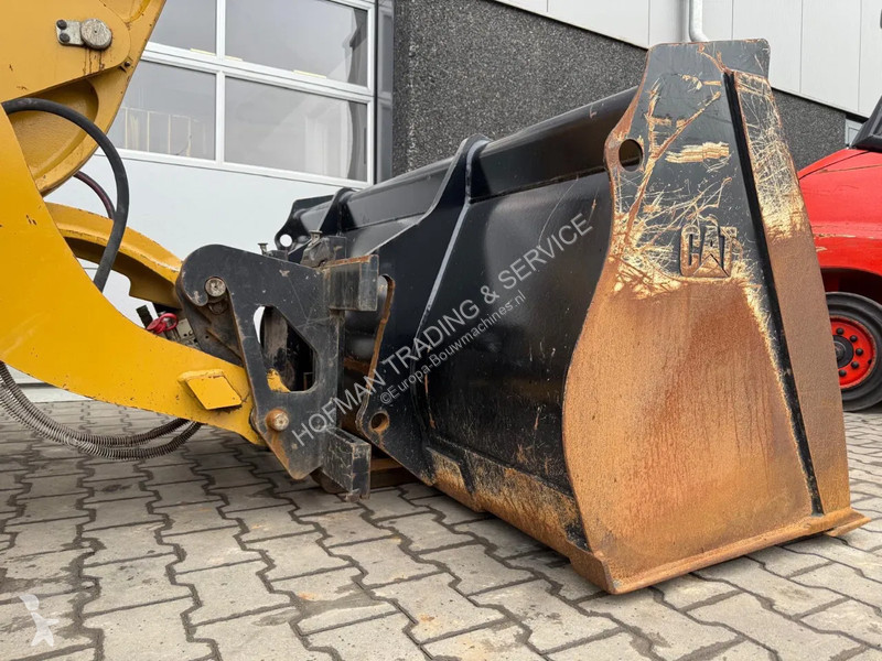 Nakladač Caterpillar M