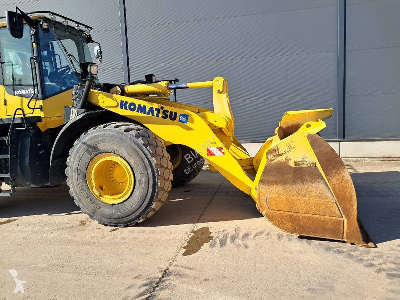 Nakladač Komatsu 8E0