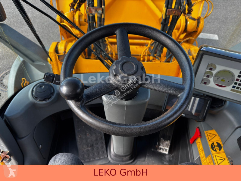 Liebherr Mit 3 Löffeln & 1 Gabel loader