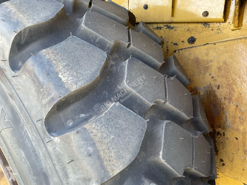 مُحمّلة Caterpillar 972M XE - CE / new tires /...