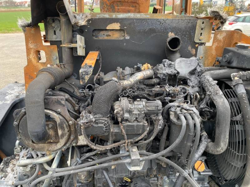 مُحمّلة Yanmar V 100 / Certificat CE endommagée