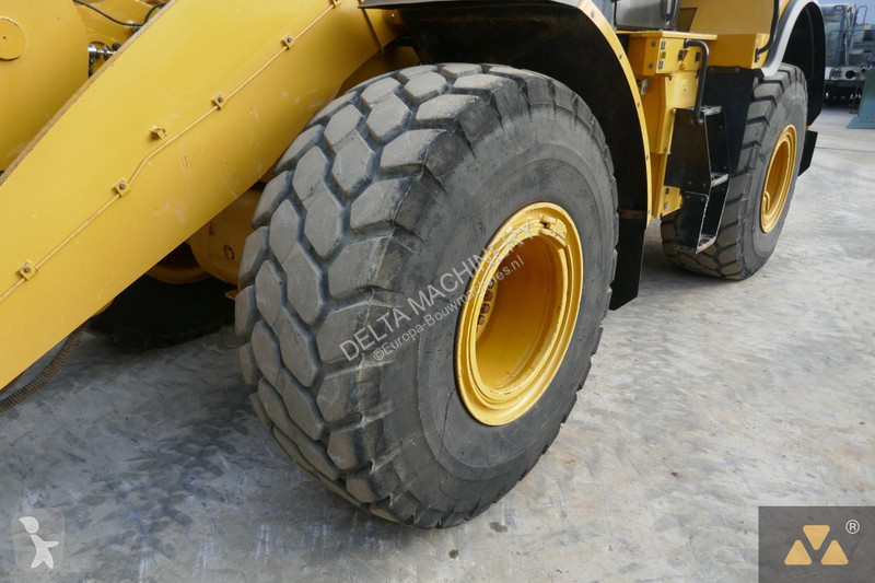 Nakladač Caterpillar M