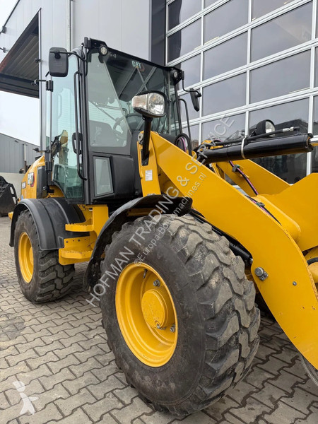 Nakladač Caterpillar M