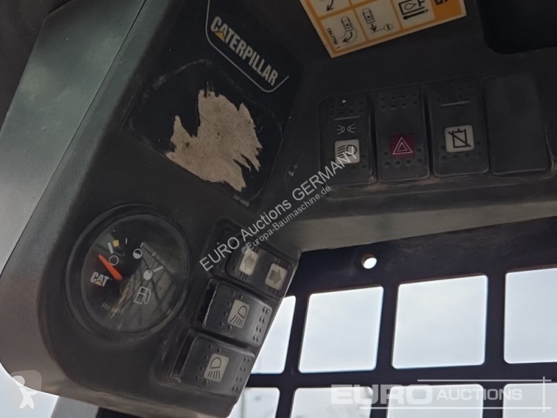Товарач Caterpillar 216