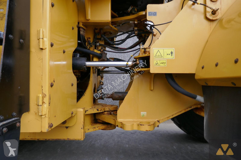 Nakladač Caterpillar 972M