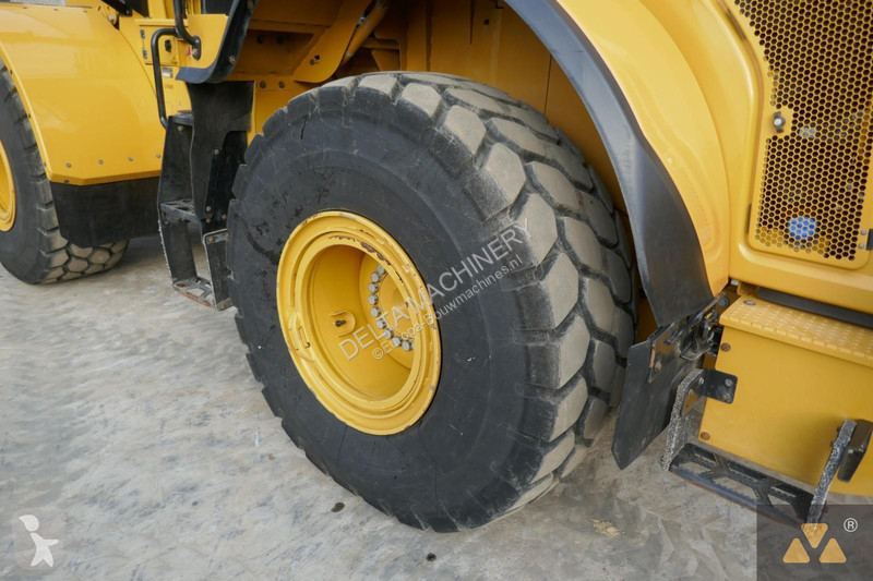 Nakladač Caterpillar M