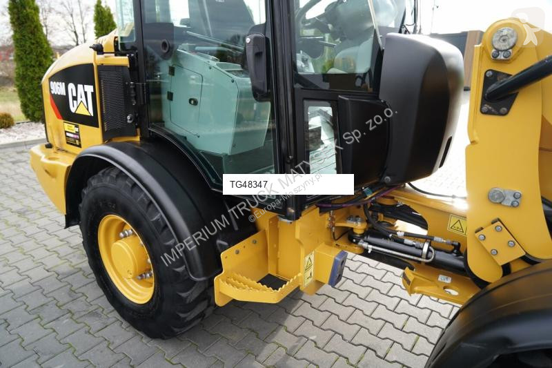 Nakladač Caterpillar 906M