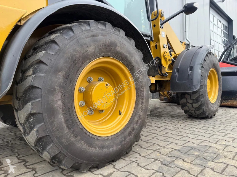 Nakladač Caterpillar M