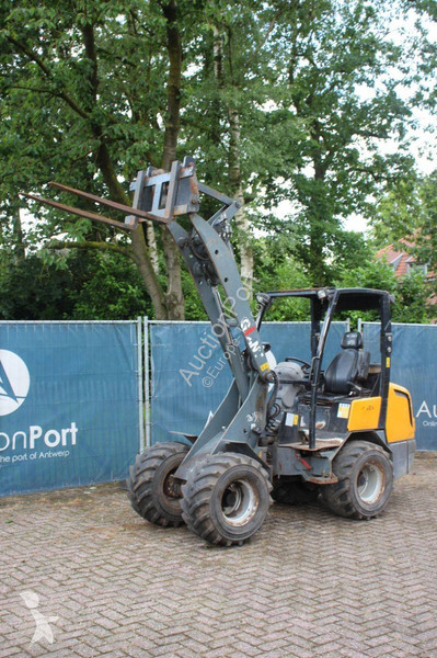 Nakladač Giant V452T