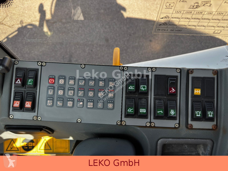 Liebherr Mit 3 Löffeln & 1 Gabel loader