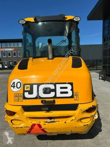 محملة بعجلات JCB