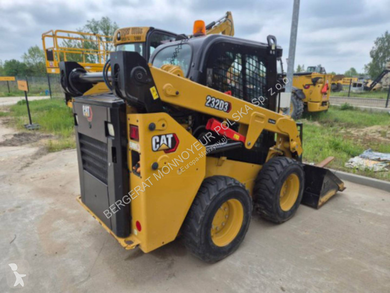 Nakladač Caterpillar 232D3