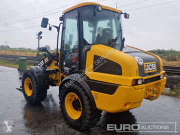 Колёсный погрузчик JCB