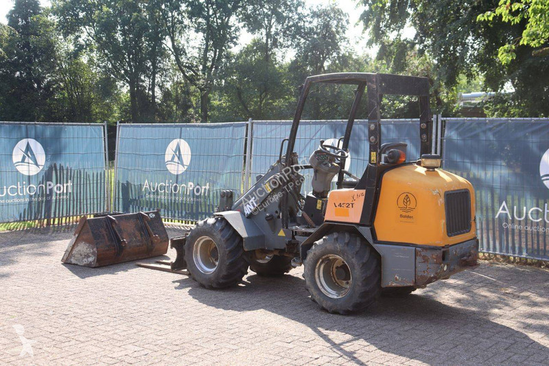 Nakladač Giant V452T