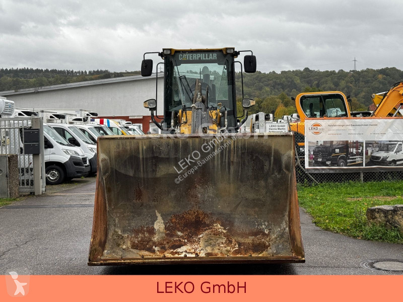 مُحمّلة Caterpillar Mit Ein Löffel