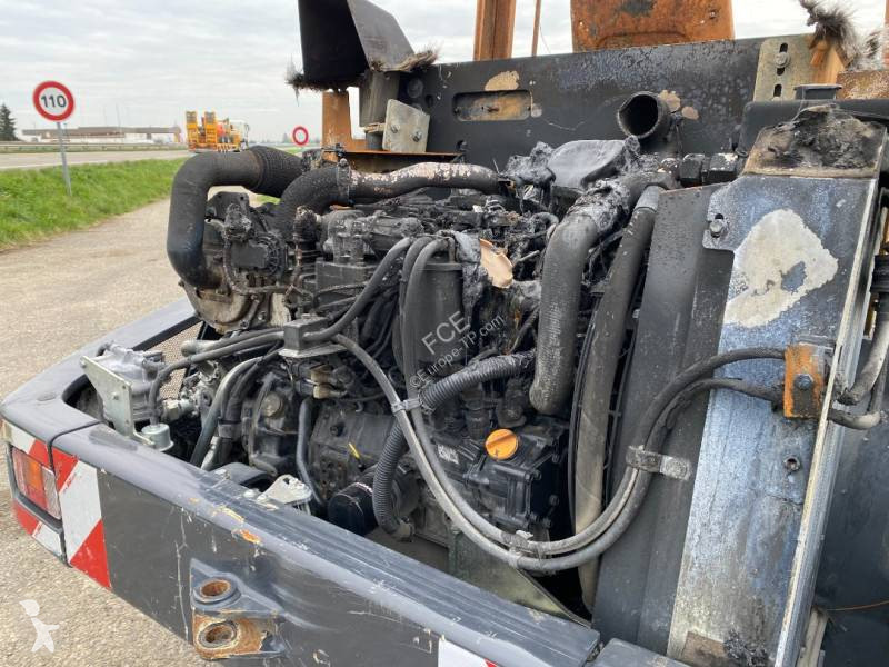 مُحمّلة Yanmar V 100 / Certificat CE endommagée