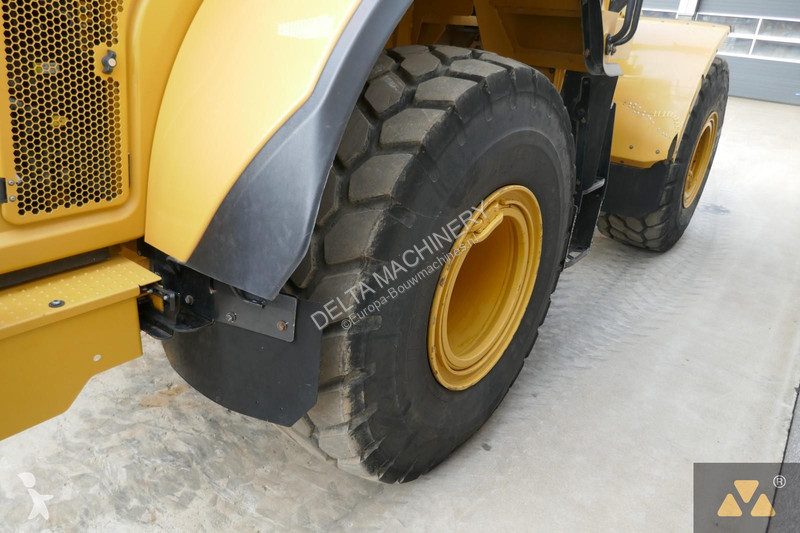Nakladač Caterpillar M