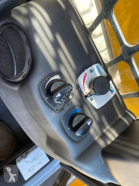Nakladač Komatsu SK820-8E0