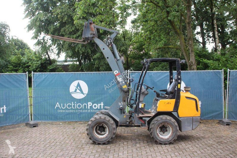 Nakladač Giant V452T