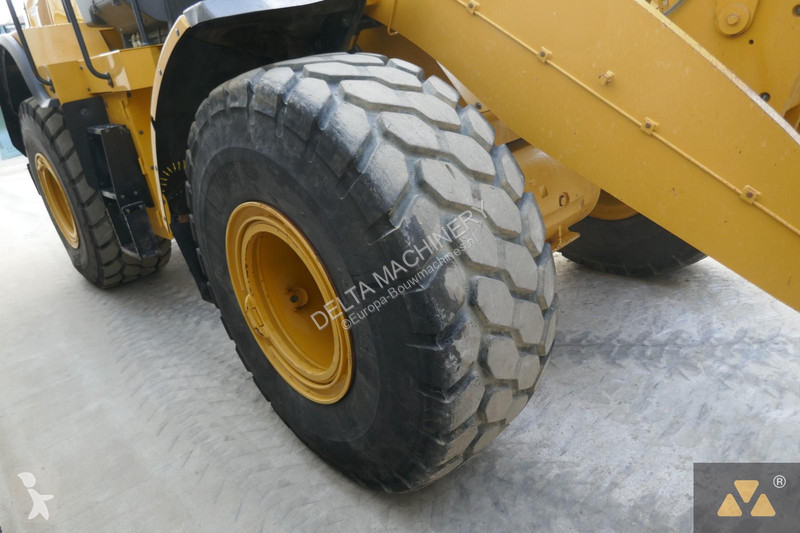 Nakladač Caterpillar M