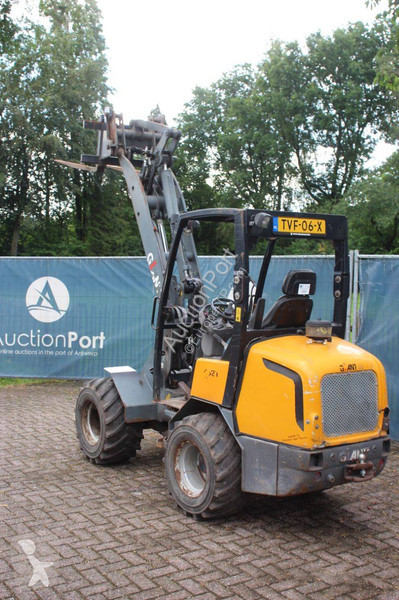 Nakladač Giant V452T