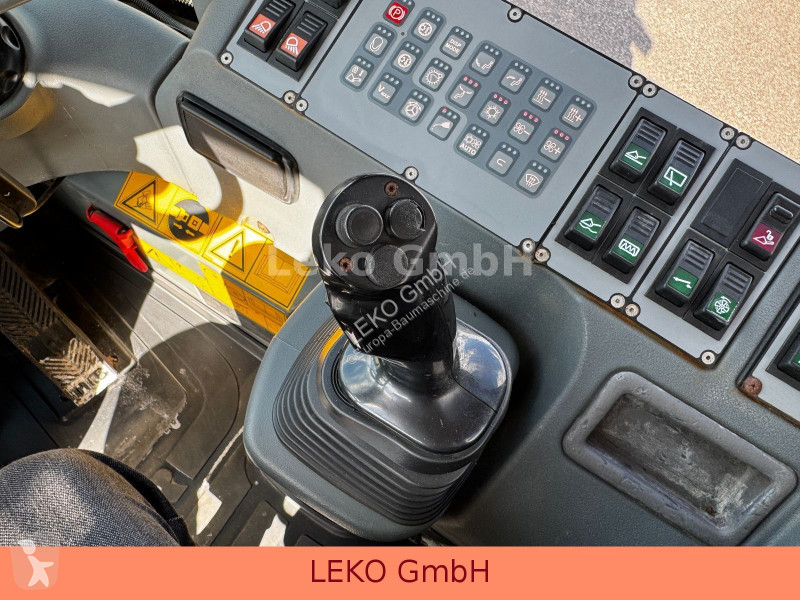 Liebherr Mit 3 Löffeln & 1 Gabel loader