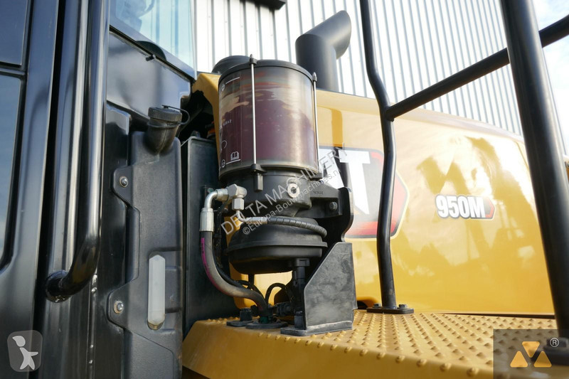 Nakladač Caterpillar M