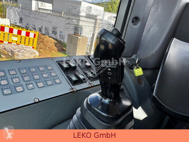 Liebherr Mit 3 Löffeln & 1 Gabel loader