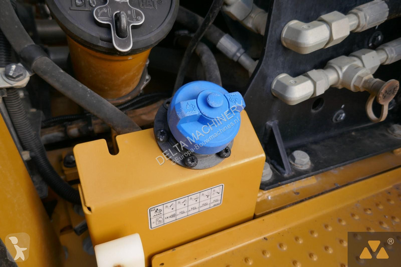 Nakladač Caterpillar M