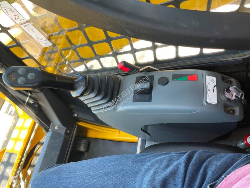 Nakladač Komatsu SK820-8E0