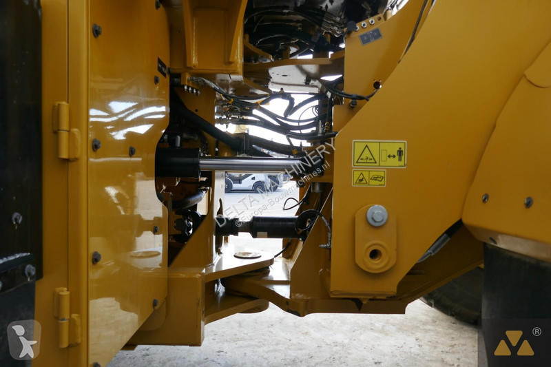 Nakladač Caterpillar M