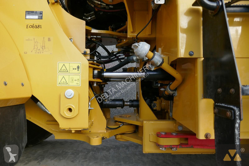 Nakladač Caterpillar M