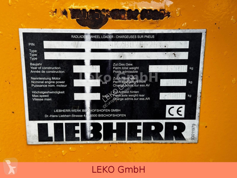 Liebherr Mit 3 Löffeln & 1 Gabel loader