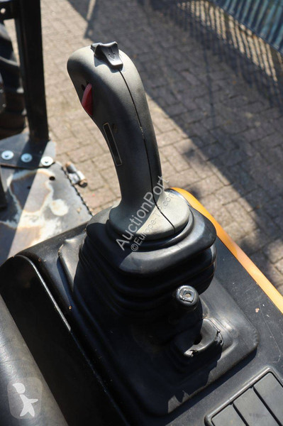 Nakladač Giant V452T
